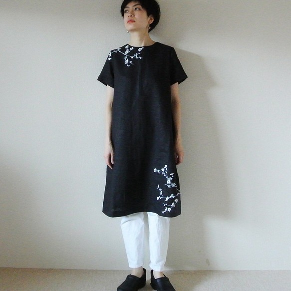 亞麻/短袖連衣裙黑色&lt;白梅花&gt; 第1張的照片