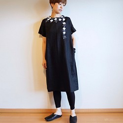亞麻布/短袖連衣裙 黑色&lt;白色山茶花&gt; 第1張的照片