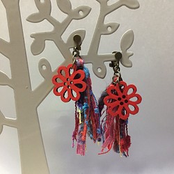 花と毛糸のイヤリング（赤系） 1枚目の画像
