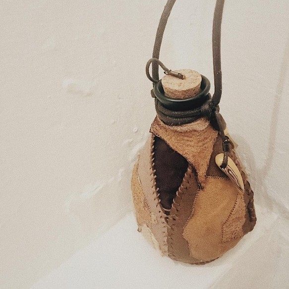 波破摩佛 不動物皮革系列 #2陶瓷酒壺背袋（連酒壺） 第1張的照片