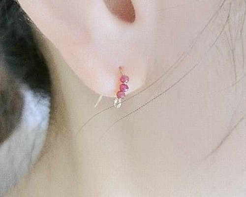 小さいルビーのフックピアス☆14kgf☆ ピアス（フック・チェーン） pui