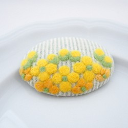 草花を描いた羊毛フェルト刺繍のブローチ（菜の花） 1枚目の画像