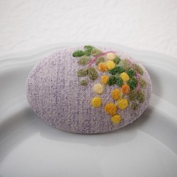 草花を描いた羊毛フェルト刺繍のブローチ(ミモザ・ユーカリ・パープル) 1枚目の画像