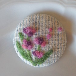 草花を描いた羊毛刺繍のブローチ(ラベンダー) 1枚目の画像