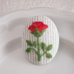 草花を描いた羊毛フェルト刺繍のブローチ(赤い薔薇) 1枚目の画像