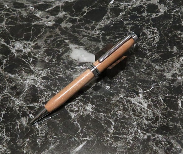 桜の木を使用したタッチペン機能付き回転式ヨーロピアンボールペン 1枚目の画像