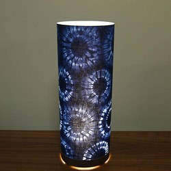 和風照明・インテリア照明　MAM-601　丸行灯（筒型）　Ｍサイズ　絞り染め模様　カラ松/藍 1枚目の画像
