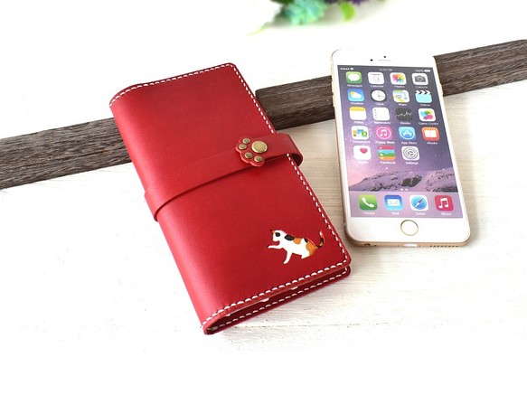 iPhone8Plus専用■三毛猫と肉球模様の手帳型スマホケース■赤革■送料無料 1枚目の画像