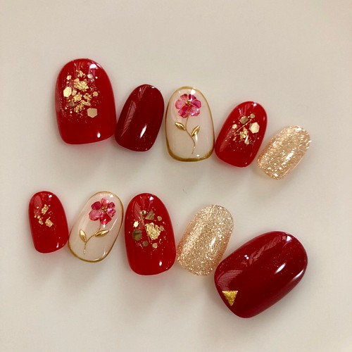 赤 ゴールドの華やかネイル ネイルチップ ネイルシール Ufu Nail 通販 Creema クリーマ ハンドメイド 手作り クラフト作品の販売サイト