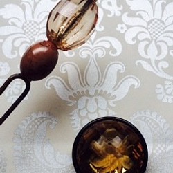 デッドストック素材のムーディーな玉簪・帯留めのセット「ミステリアス・ロゼ」 1枚目の画像