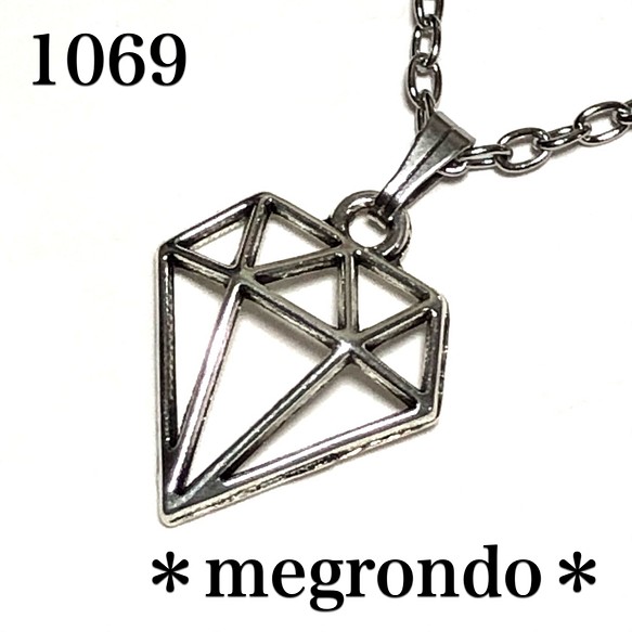 1069.宝石モチーフ、ダイヤ型透かしフレームラインのネックレス 1枚目の画像