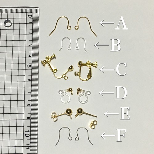 375 爬虫類 尻尾トカゲのピアス ゴールド ピアス Megrondo メグロンド 通販 Creema クリーマ ハンドメイド 手作り クラフト作品の販売サイト