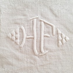 フランスアンティーク　モノグラム手刺繍HF ダマスク織リネンクロス 1枚目の画像