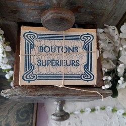 フランスアンティーク　ミルクガラスボタン箱 BOUTONS SUPÉRIEURS 1枚目の画像