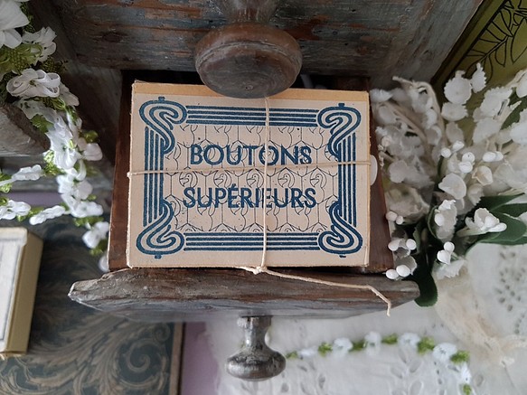 フランスアンティーク　ミルクガラスボタン箱 BOUTONS SUPÉRIEURS 1枚目の画像