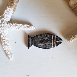 フランスヴィンテージ　木製お魚ボタン 35mm 1枚目の画像