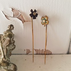 フランスアンティーク　お花とクローバーのマチ針２本セット 1枚目の画像