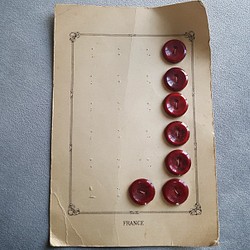 フランスアンティーク　シックなルージュのボタンシート 1枚目の画像