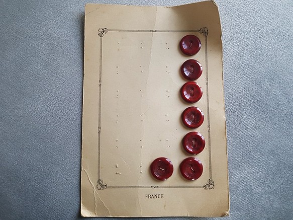 フランスアンティーク　シックなルージュのボタンシート 1枚目の画像