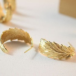 ♡鍍真金・素材♡唯美復古金色羽毛耳環 2個入 第1張的照片
