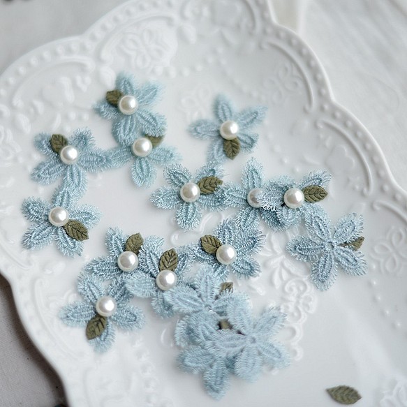 ♡布貼・素材♡珍珠花朵蕾絲布料金屬線刺繡布貼淺藍35mm 4個入 第1張的照片