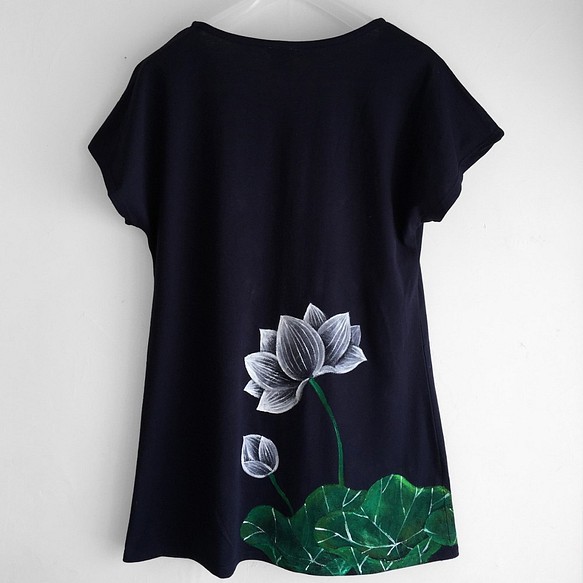 レディース 蓮柄チュニックTシャツ ネイビー手描きで描いた和風の蓮の花柄ワンピース 2枚目の画像