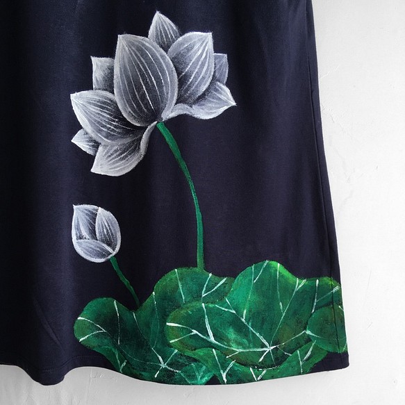 レディース 蓮柄チュニックTシャツ ネイビー手描きで描いた和風の蓮の花柄ワンピース 3枚目の画像