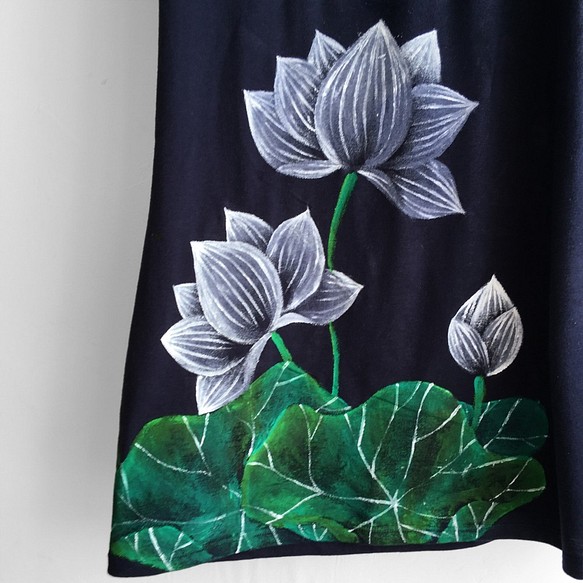 レディース 蓮柄チュニックTシャツ ネイビー手描きで描いた和風の蓮の花柄ワンピース 4枚目の画像