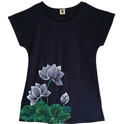 レディース 蓮柄チュニックTシャツ ネイビー手描きで描いた和風の蓮の花柄ワンピース 5枚目の画像