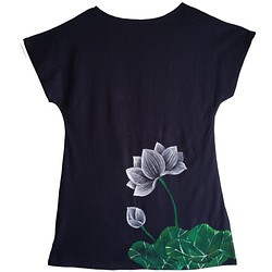 レディース 蓮柄チュニックTシャツ ネイビー手描きで描いた和風の蓮の花柄ワンピース 6枚目の画像