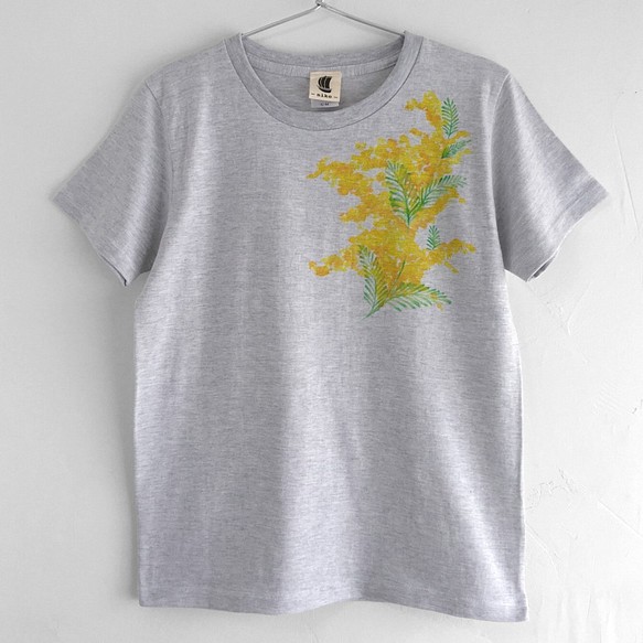 ミモザ柄Tシャツ、ふんわり水彩画のようなミモザの花の手描きTシャツ。 1枚目の画像