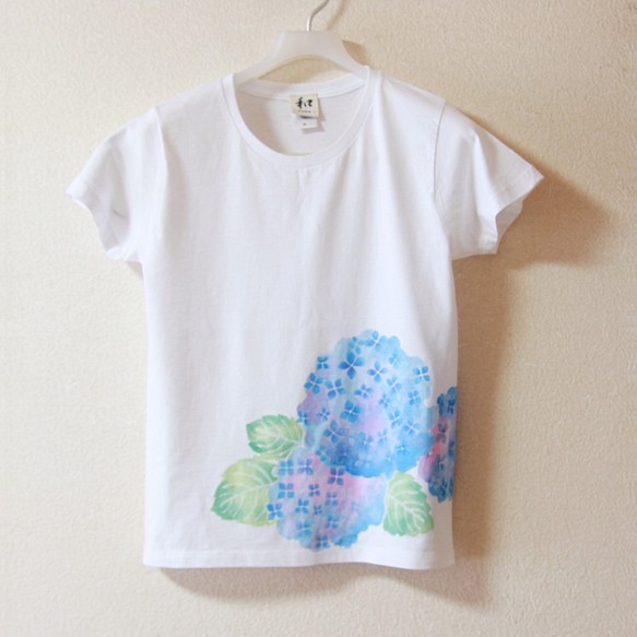 レディース アジサイ柄Tシャツ 手描きで描いた和風の紫陽花の花のTシャツ  ギフト　　 1枚目の画像