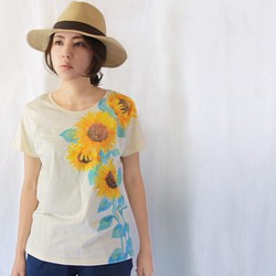 ひまわり柄レディース Tシャツ 手描きで描いた向日葵の花柄Tシャツ 夏 1枚目の画像