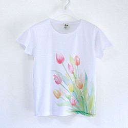 チューリップ柄レディース手描きTシャツ。ホワイト　手描きで描いたチューリップの花柄Tシャツ。 2枚目の画像