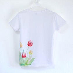 チューリップ柄レディース手描きTシャツ。ホワイト　手描きで描いたチューリップの花柄Tシャツ。 3枚目の画像