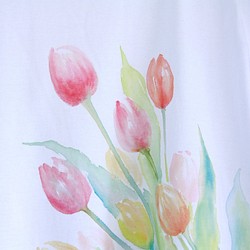 チューリップ柄レディース手描きTシャツ。ホワイト　手描きで描いたチューリップの花柄Tシャツ。 4枚目の画像