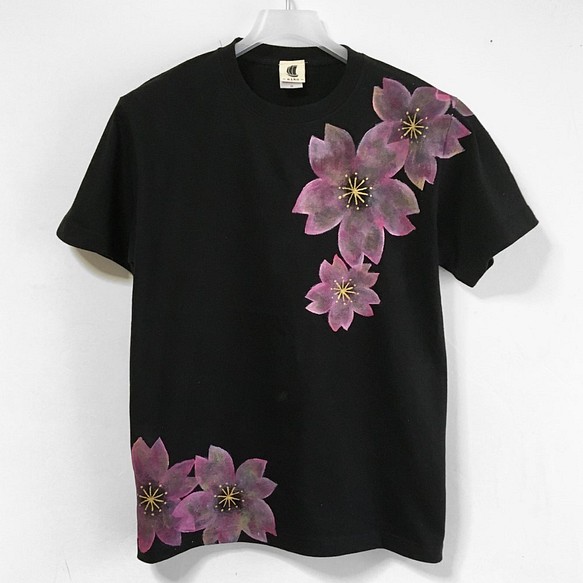 舞桜柄メンズ Tシャツ　ブラック×桜色　手描きで描いた和風の桜柄Tシャツ 1枚目の画像