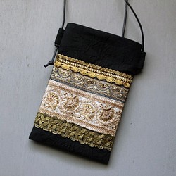 ラスト1点✴︎インドブレード　サコッシュ　ブラック　刺繍　スパンコール　ゴールド×ホワイト×グレー　リネン　ミニバッグ 1枚目の画像
