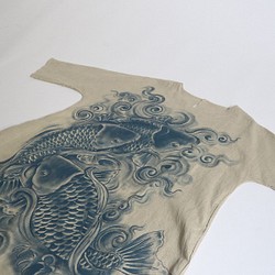 リネン100％手描ART【和画衣】「滝昇る蒼鯉」一枚布ワンピース ゆったり B35B（dr006pk) 1枚目の画像