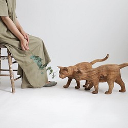 ⁑２匹セット 【※要確認ＰＲＩＣＥ】 天然無垢ウッド木彫りART 歩く猫 尻尾 ネコ 置物 インテリア オブジェQ86A 1枚目の画像