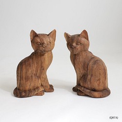 ●冬ごもりＰＲＩＣＥ●２匹セット【※要確認ＰＲＩＣＥ】 天然無垢ウッド木彫りART 座る猫 ネコ 置物Q87A 1枚目の画像
