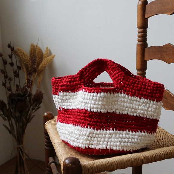 ⁑ラスト1。ＥＣＯ生活ＰＲＩＣＥ【Ｓサイズ】『裂く編む鞄』裂き織り手編みハンド エコ バッグ自立 赤×白エコZ47C 1枚目の画像