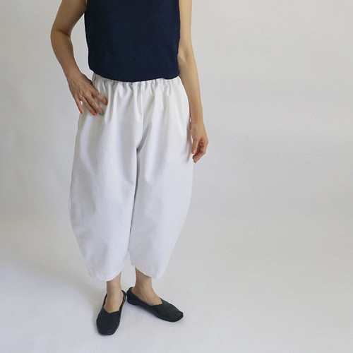 白・着る『抜け目ないバルーン パンツ 』８０ｃｍ丈 コットン チノ