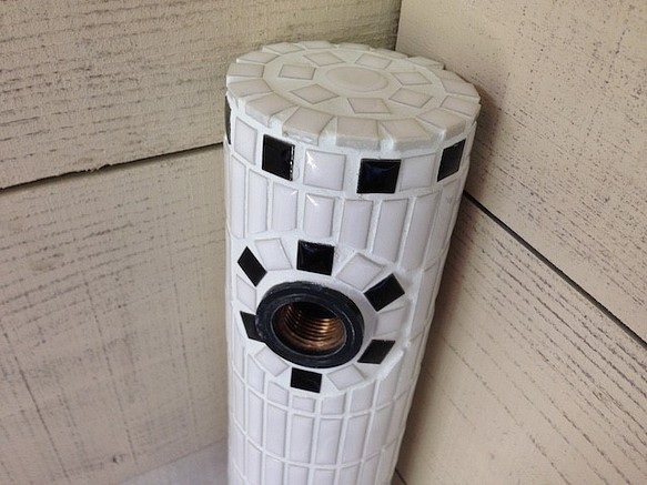 タイル水栓柱 ホワイトにホワイト&ブラック ［商品番号：c21］　 1枚目の画像
