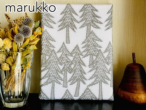 刺繍パネル　北欧の木々　ファブリックパネル 1枚目の画像