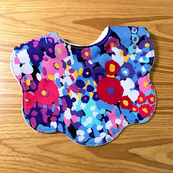 [Alissa’s Handmade] 彩色印象花形圍兜(內夾四層棉紗，背面毛巾布) 第1張的照片