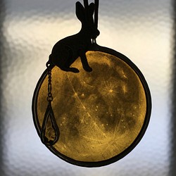 月とうさぎのペンダント　チャーム　ステンドグラス 1枚目の画像