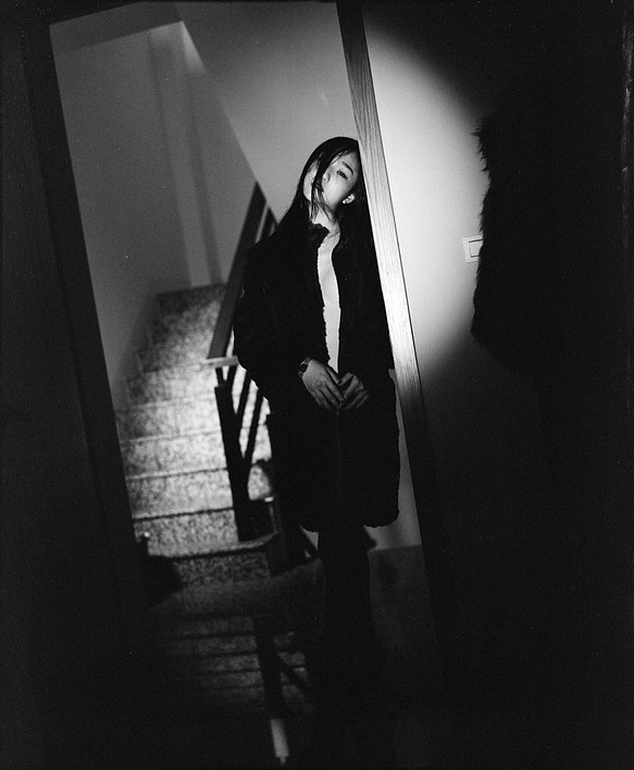 Behind the shadow 系列 人像 黑白 攝影作品 003 モノクロ 肖像写真　銀塩写真 フィルム 8X10 第1張的照片