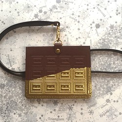 革紐付き　革のチョコ・カードホルダー　スイート（金の包み紙）ストラップ付き 1枚目の画像