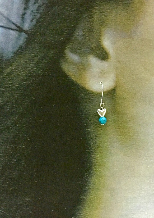 アンティークシルバーハートの耳飾りwith天然石ターコイズ 1枚目の画像